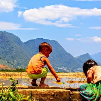 Kinderen spelen tussen de rijstvelden in Sapa